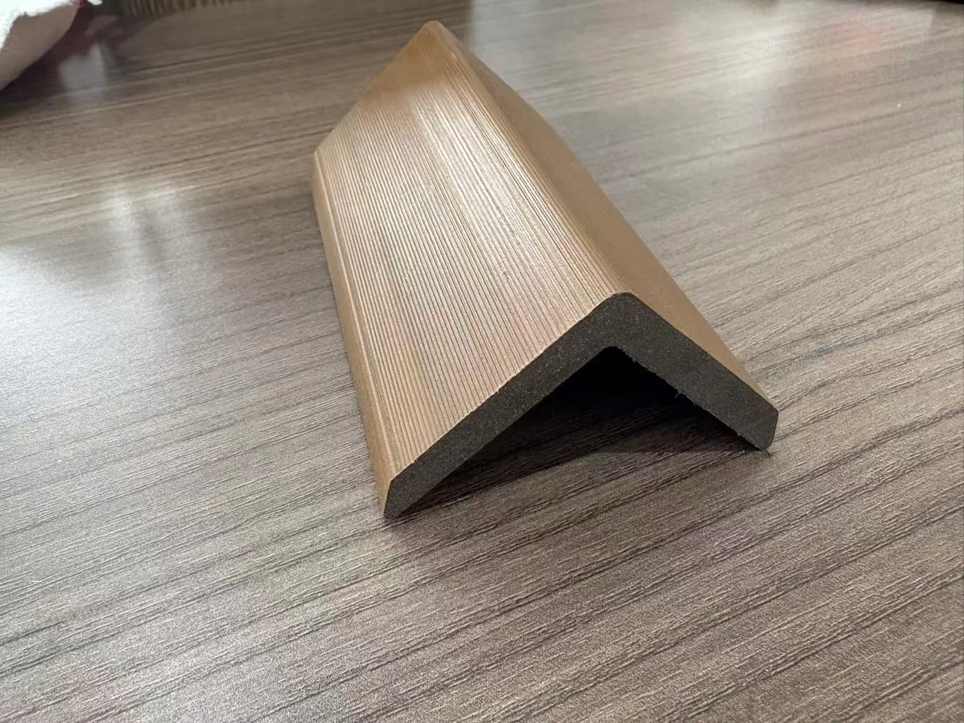 Capped L-Trim 50 × 50, Fine Rib